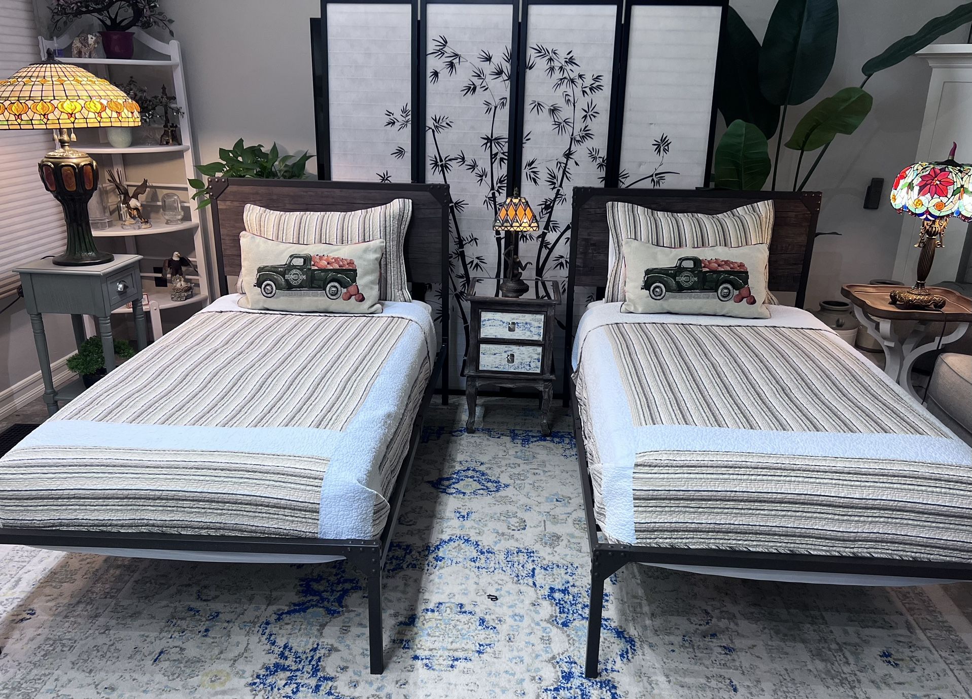 Twin size beds. Like new condition excellent Matresses and includes nightstand. Hablo español y entrego