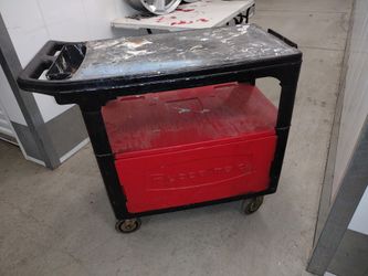 RUBBERMAID CART 