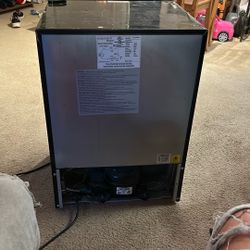 Insignia Mini Fridge 2.6 Cubic Feet 