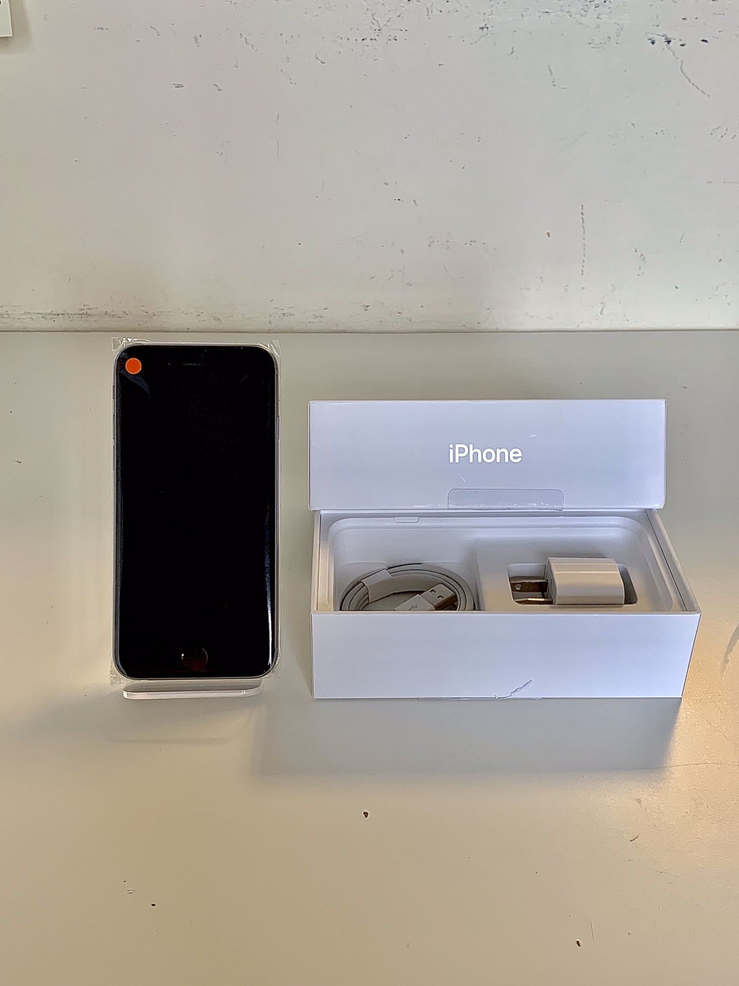 iPhone 6s (LIKE NEW) - Comes w/ Box + Accessories & 1 Month Warranty