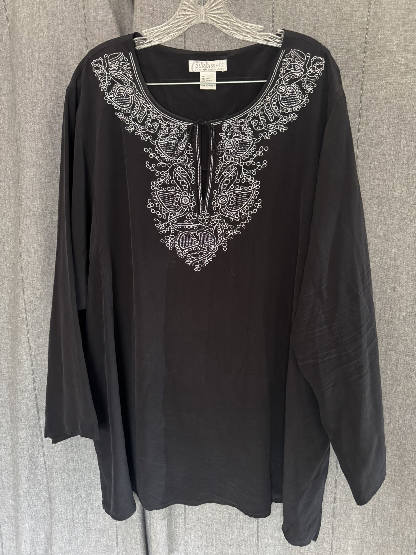 Diane von Furstenberg Silk Assets Blouse Ladies Size 2X Black White Embroidery