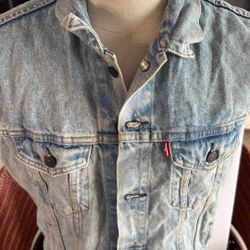 Levi’s Vintage Light Blue Size MEDIUM Button Up Denim Jean Vest