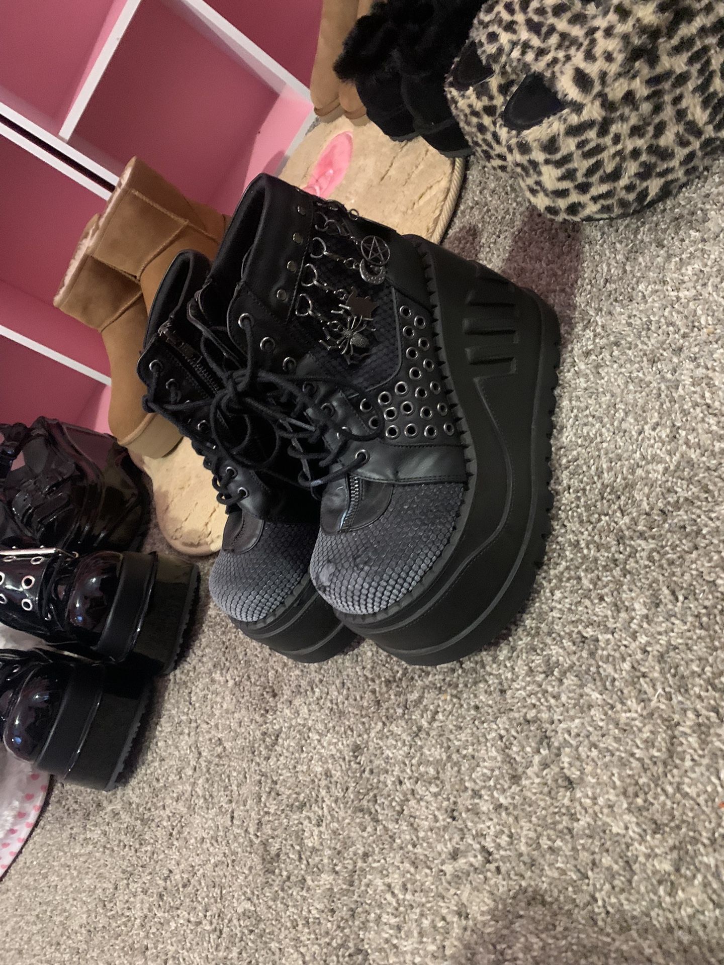 Demonia Stomp-18! Size 8. Pick up only! Located in Lynwood, CA.