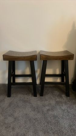 2 bar stools