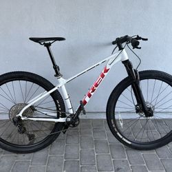 Mountain Bike Trek X-Caliber 8 (2022) – Upgraded 