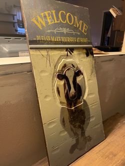Rustic Farmhouse Welcome Sign with Cow