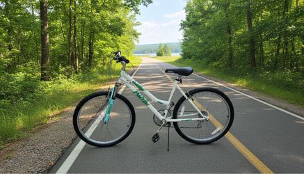 Pacific Evolution 26" Women's Mountain Bike - 18 Speed Ready to Ride, Great Condition!