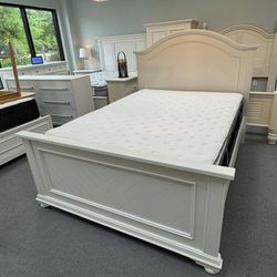 Queen bed frame (FREE 24H DELIVERY AND SETUP)