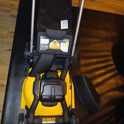 DEWALT
2x20V MAX 21 in. Cordless Battery Powered Push Lawn Mower tool only