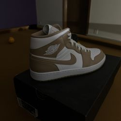Jordan 1 Mid