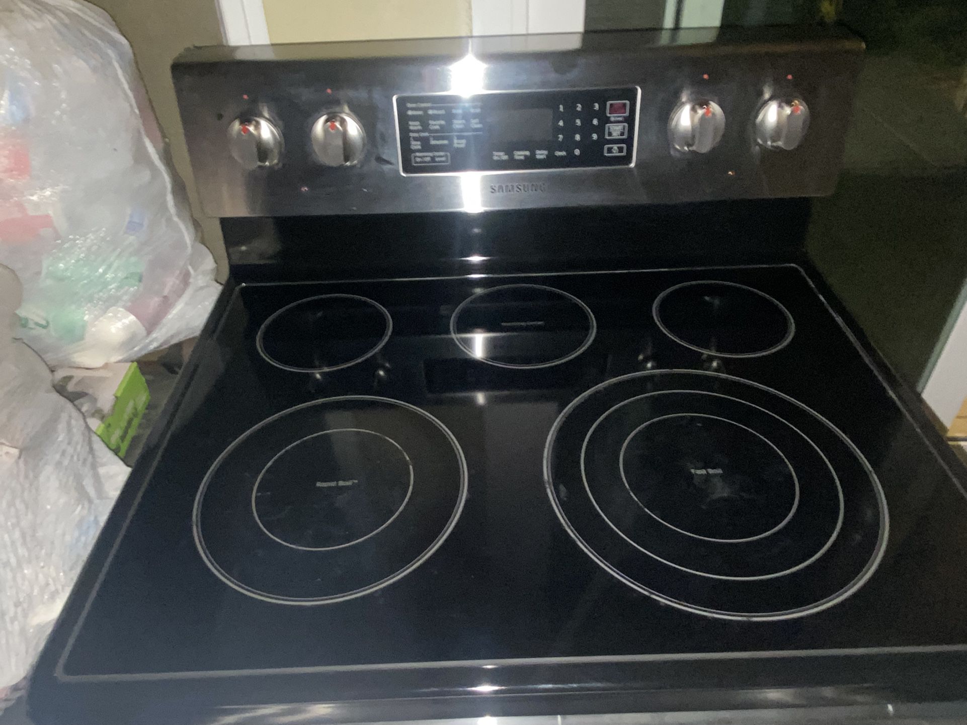 Samsung Electric Stove With Microwave And Kitchen Extractor