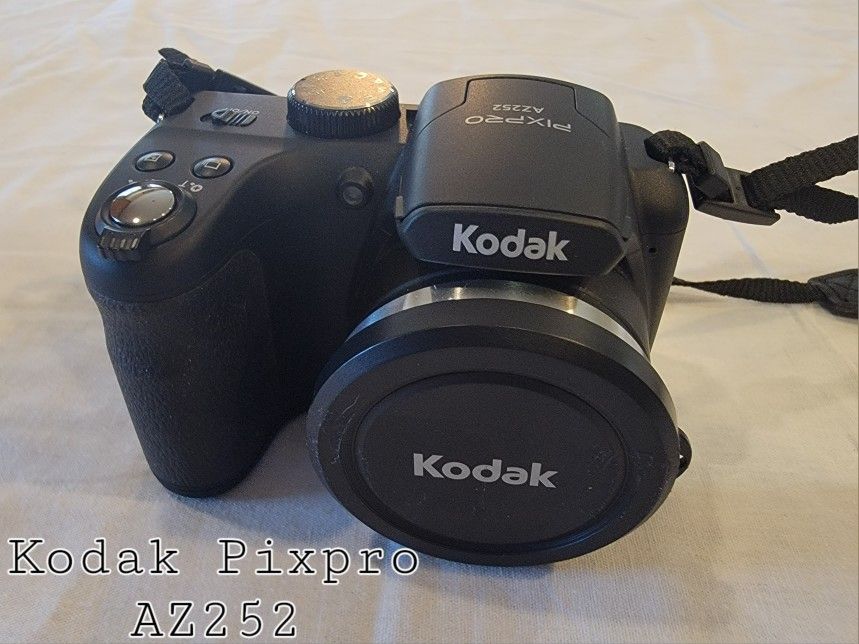 ☆NEW☆ KODAK Pixpro AZ252 Digital Camera With Shoulder Bag Carry Case