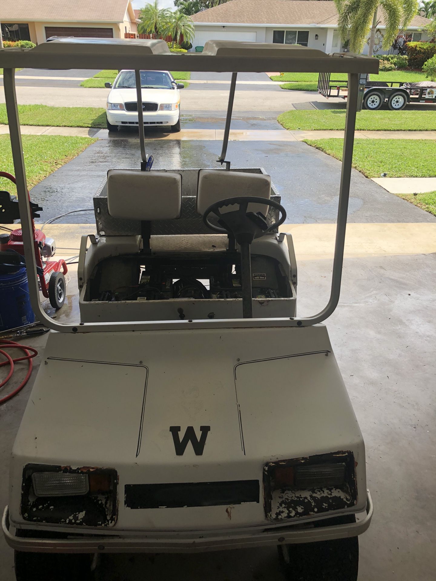 Golf cart with cargo box