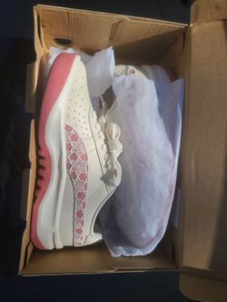 Womens size 7 puma sneakers