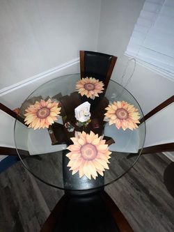 Very nice dining set with 4 chair glass table