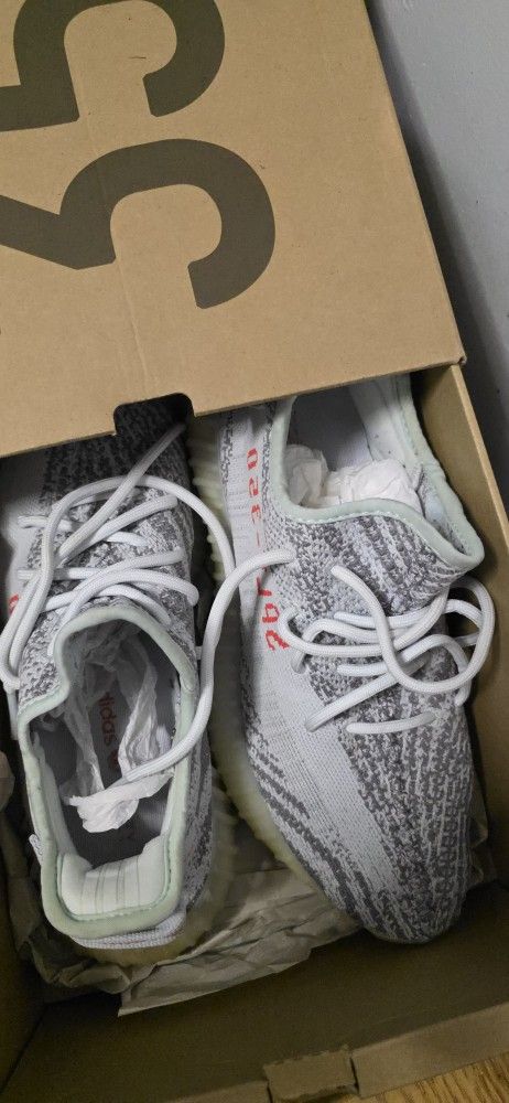 YEEZY V2 SIZE 9 IN GREAT CONDITION