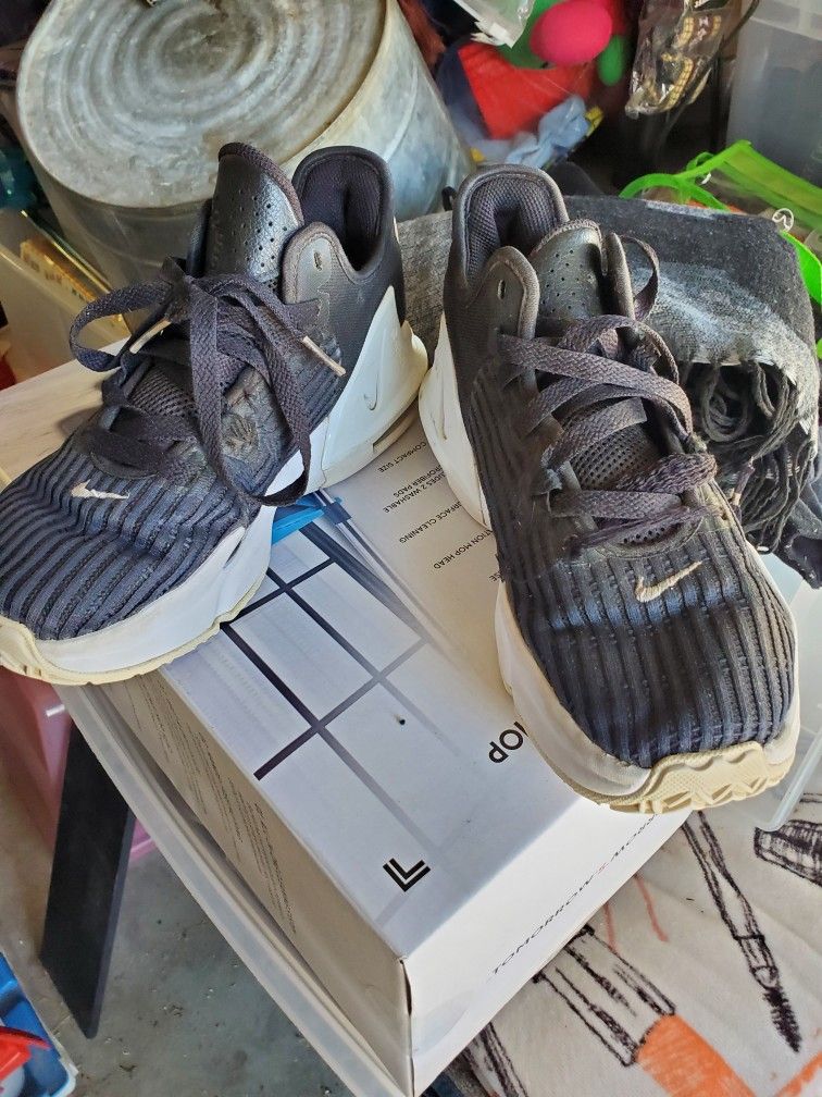 Nike shoes. sz 5Y