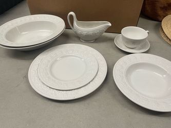 **WEDGWOOD HOME FESTIVITY – 8-PLACE DINNER SERVICE + SERVING PIECES