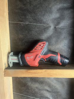 Hacksaw And 2.0 M12 Battery