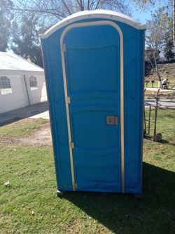Portable bathroom clean and good condition
