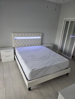 Cama Led con Colchón y 2mesas de noche