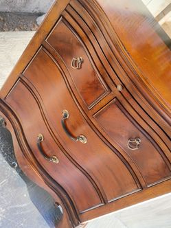 Vintage Thomasville Solid Wood Serpentine Accent Chest / Nightstand