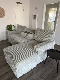 Light Grey Sectional Couch w/ Pull-Out
