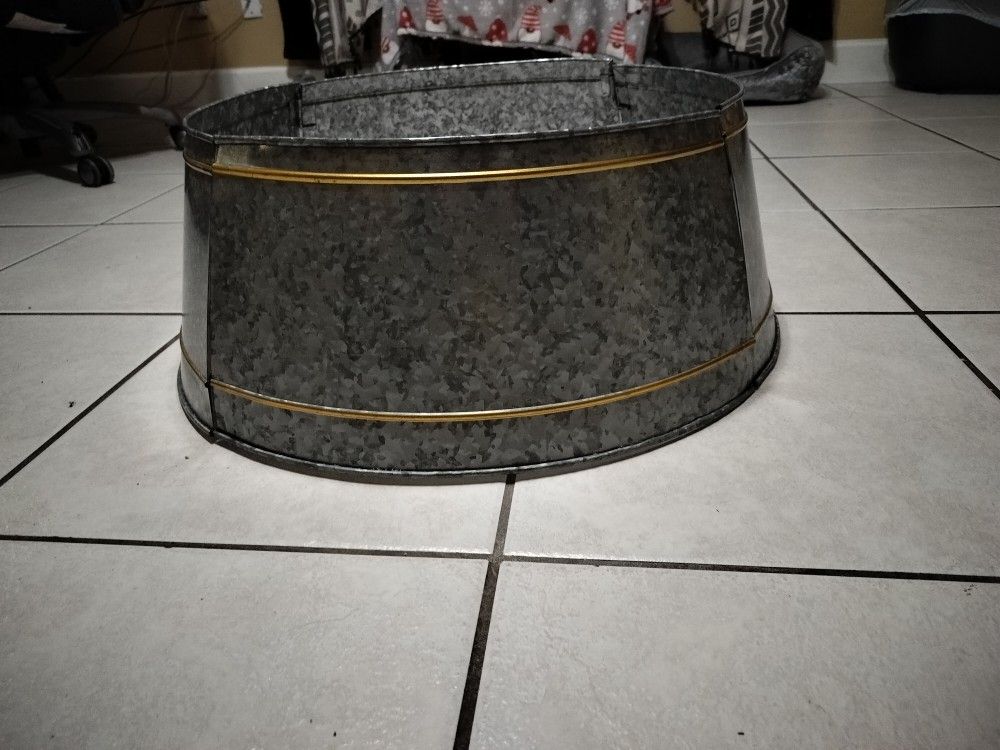 GALVANIZED-METAL-TREE-COLLAR-DESIGN-CRUSH