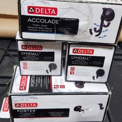 🚿🔥 Bathroom Upgrade Deal – Delta Set ONLY $30! (4 Hooks + TP Holder)