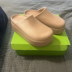 Crocos Woman’s Size 6