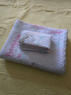 Twin Quilt Set w/Matching Pillow Sham – Paris/Bonjour Theme
