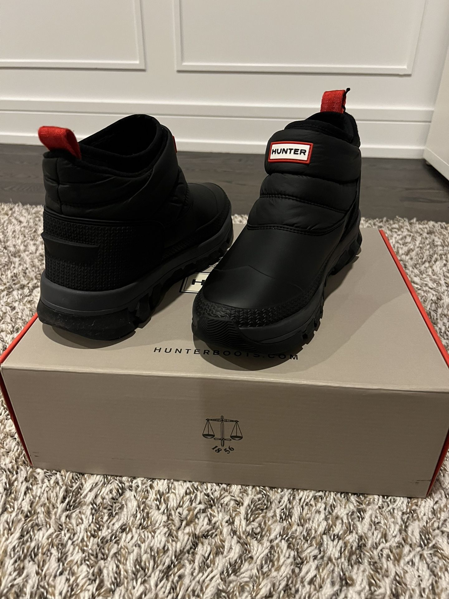NEW HUNTER WINTER BOOTS SIZE 9