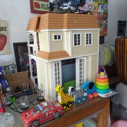 Vintage Hannah Montana Playhouse!  Collectible Has Couch And Many Other Accessories 