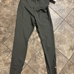 Women’s Nike hi rise leggings size meidum new with tags 