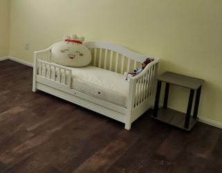 Toddler daybed