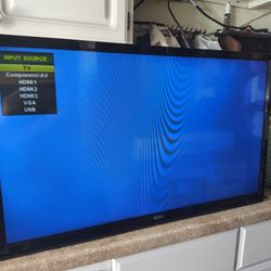 Seiki 32" TV with remote and wall mounting bracket 