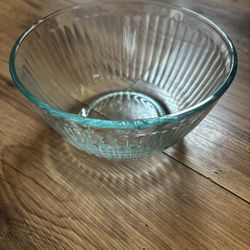 Vintage Pyrex Sculpted mixing bowl 