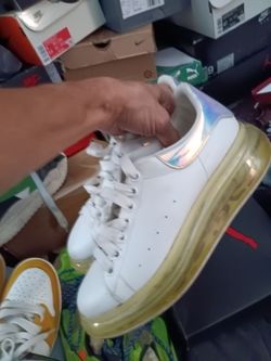 Tennis shoes