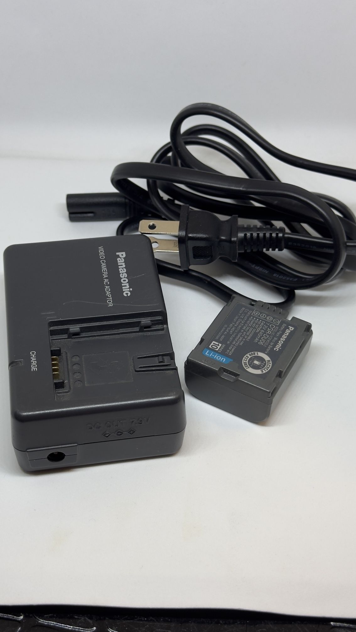 Panasonic PV-DAC14D Charger with Panasonic Battery CGR-DU06 Genuine