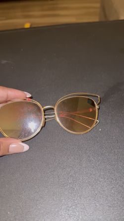 Woman’s Gold Sunglasses 