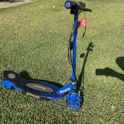 Electric razor scooter
