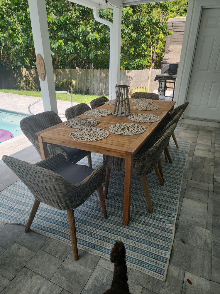 Outdoor Dining Seat