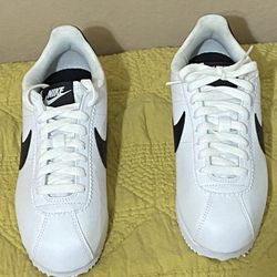 Nike Cortez Women Leather Size 7 807471-101