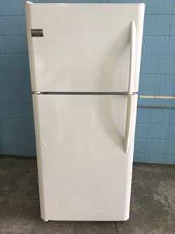21 Cu Ft White Refrigerator With Ice Maker