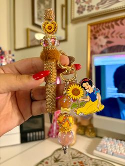 Sunflower Snow White keychain and pen
