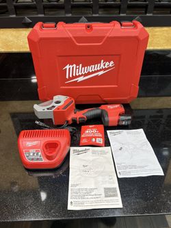Milwaukee M12 12V Lithium-Ion Cordless PVC Shear Kit with One 1.5 Ah Battery, Charger and Hard Case NEW!!Milwaukee,cordless Pvc Sheer Kit Tool,