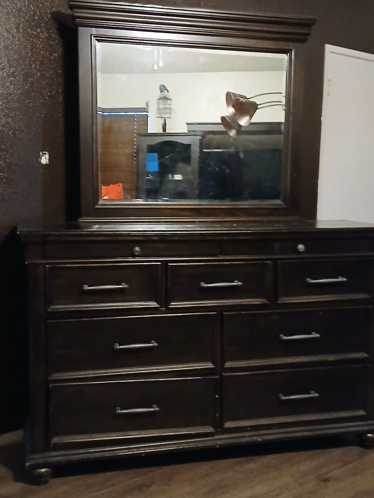 Dresser Set/with Night Stand & Chest 4 SALE