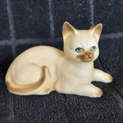 Vintage Bone China Lying Down Siamese Cat Figurine Blue Eyes 3" Taiwan