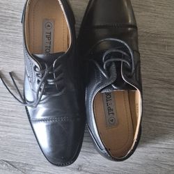 Boys Shoes/Black/ Size:4