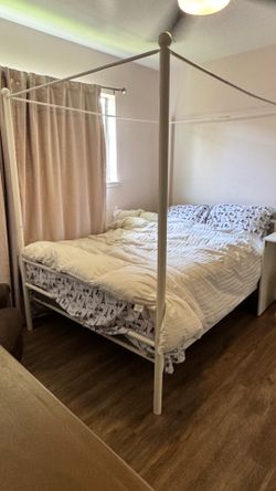Full bed w canopy bars and adjustable shelf